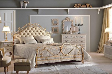 Позолоченная кованая кровать с мягким бежевым изголовьем, декорированным каретной стяжкой - vto/076
