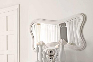 Фигурное настенное зеркало в белоснежной раме - vto/063