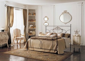 Бежевая спальня с 3 зеркалами и кованой кроватью - vto/025