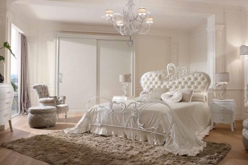 Белая кованая кровать с цветами и ассиметричным мягким изголовьем - vto/097