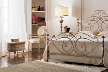 Гарнитур для спальни с кованой кроватью и расписной мебелью - vto/019