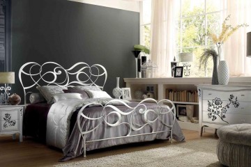 Двуспальная кровать из серебристого металла с ажурным изголовьем и изножьем - vto/105
