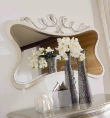 Фигурное настенное зеркало с ажурным серебристым топом - vto/159