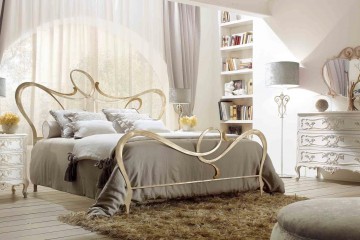 Спальня с дизайнерской кованой кроватью из позолоченного металла - vto/031