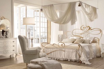 Белая спальня с кованой кроватью под балдахином - vto/001