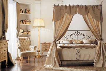 Компактная спальня в бежевых тонах с кованой кроватью под балдахином - vto/024