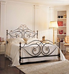 Металлическая кованая кровать с ажурным изголовьем и фигурными угловыми стойками - vto/077