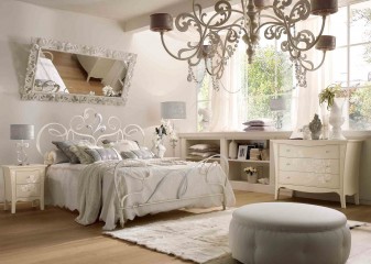 Элегантная спальня с дизайнерской кованой кроватью и большим зеркалом - vto/034