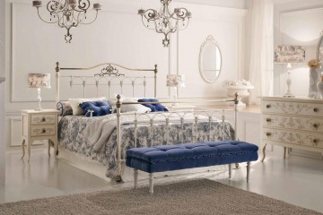 Двуспальная металлическая кровать белого цвета с латунными элементами - vto/095