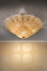 Золотистая стеклянная люстра с широкими рельефными листьями - msr/230
