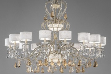 Люстра с 16 белыми абажурами и бежевыми стеклянными подвесками - msr/413