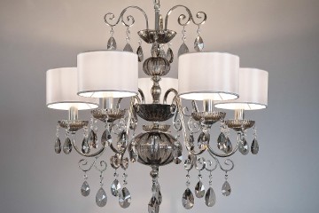 Люстра из дымчато-серого стекла с 5 белыми плафонами - msr/355