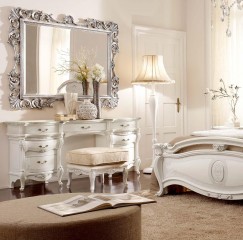 Прямоугольное настенное зеркало в ажурной серебристой раме с патинами - gri/085