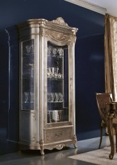 Серебристая витрина с нижним ящиком, украшенная росписью - gri/023