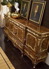 Буфет из массива с 4 распашными дверками, украшенный интарсией и позолоченной резьбой - gri/056