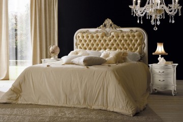 Спальня с бежевой кроватью и белыми тумбами - gri/021