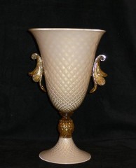 Светлая ваза в виде удлиненного бокала с золотистыми ручками - gab/033