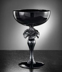 Черная ваза-чаша на тонкой ножке с элементов в виде цветка - gab/073