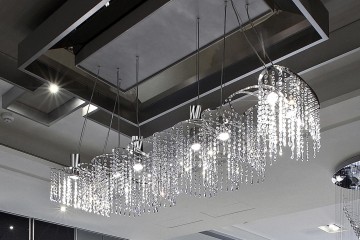 Люстра на ажурном серебристом каркасе с длинными хрустальными подвесками - mon/179