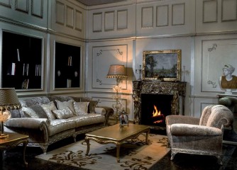 Маленькая гостиная с серебристо-серым диваном и креслом - mon/455