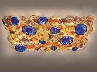 Большая прямоугольная люстра под потолок из стеклянных дисков янтарного и синего цвета - gls/565