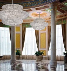 Люстра с трехъярусным круглым плафоном из стекла с извилистыми узорами - gls/009