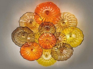 Дизайнерская люстра под потолок из стеклянных волнистых дисков в янтарной цветовой гамме - gls/562