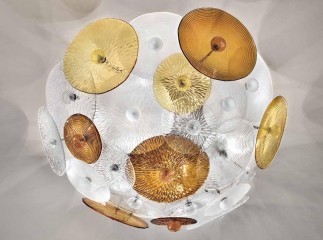 Объемная полукруглая люстра из белых и янтарных стеклянных дисков - gls/582