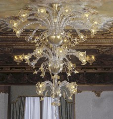 Вертикальная люстра из прозрачного венецианского стекла на позолоченном каркасе - gls/206