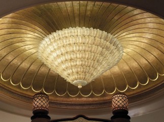 Большая люстра в форме перевернутой пирамиды из резных стеклянных листьев - gls/314