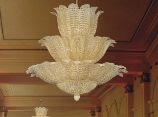 Большая трехъярусная люстра из муранского стекла цвета шампанского с широкими резными листьями - gls/285