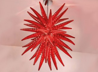 Дизайнерская яркая люстра с плафоном из красных стеклянных рельефных рожков - gls/553