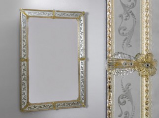 Прямоугольное настенное зеркало в узорчатой зеркальной раме в золотистой стеклянной окантовке - gls/476