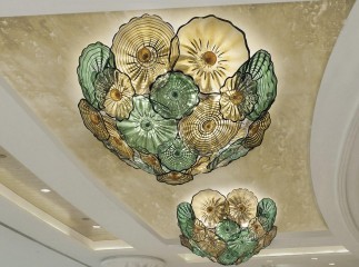 Люстра в форме полусферы из зеленых и бежевых стеклянных дисков - gls/572