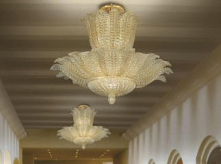 Большая люстра из муранского стекла цвета шампанского из широких резных листьев - gls/280