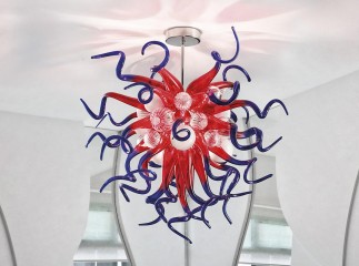 Стеклянная люстра с фигурным красно-синим плафоном с белыми и прозрачными шарами - gls/561