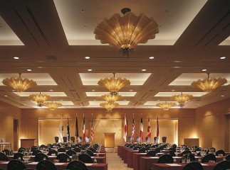 Фигурная волнистая люстра из янтарного муранского стекла с рельефом - gls/322