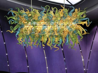 Дизайнерская горизонтальная люстра из разноцветных стеклянных элементов - gls/508