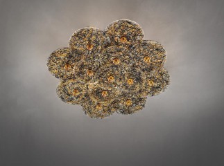 Люстра под потолок из стеклянных дисков янтарного оттенка с черными абстрактными узорами - gls/596