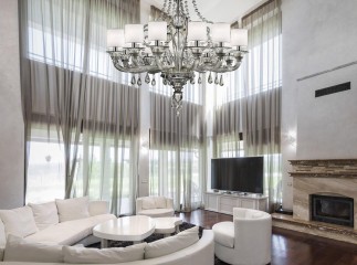 Люстра на 12 ламп из дымчато-серого стекла с бусами и круглыми белыми абажурами - gls/276