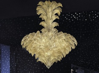 Фигурная подвесная люстра из объемных стеклянных бежевых листьев - gls/356