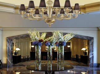 Большая люстра на каркасе из золотистого стекла с 12 коническими плафонами кофейного оттенка - gls/265