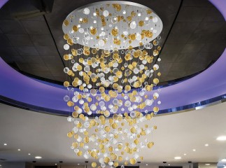 Люстра из прозрачных и золотистых стеклянных шаров для просторных холлов - gls/058