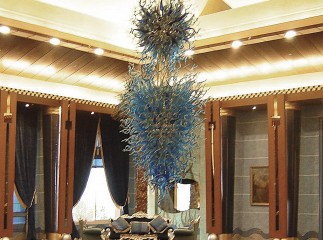 Большая вертикальная люстра из фигурных стеклянных элементов синего и голубого оттенков - gls/505