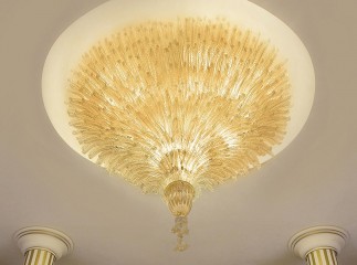 Золотистая люстра из муранского стекла в форме большого букета из листьев - gls/317