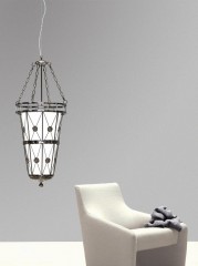 Стильная люстра в форме уличного фонаря с белым стеклянным плафоном - mml/025