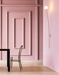 Позолоченное вертикальное бра на длинной ножке с белым шаром - mml/019