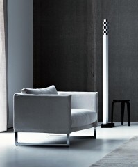 Большое белое кресло на рамочных стальных опорах - sab/024