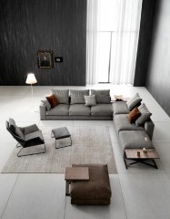 Гостиная с серым модульным диваном и коричневым пуфом - sab/129