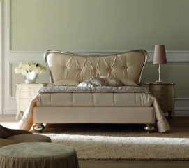 Бежевая кровать с фигурным изголовьем на шарообразных позолоченных ножках - mto/046